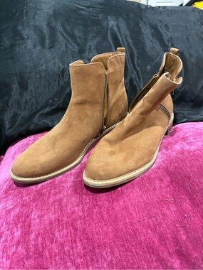 Women’s suede chelsea boots in Chestnut Brown - Classic Side-Zip
